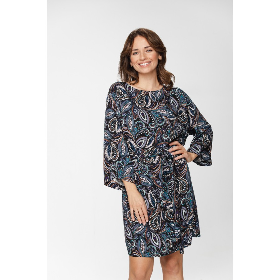 Caída fluida del camisón de viscosa negro y estampado